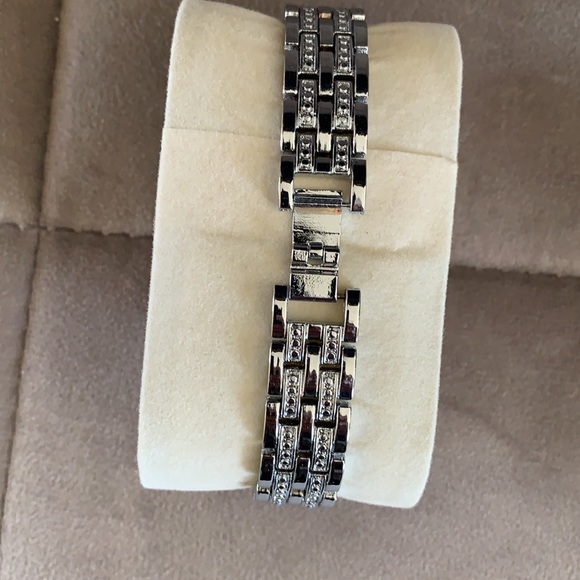 Perfect time quartz watch with rhinestone around the face needs a battery - Picture 2 of 2
